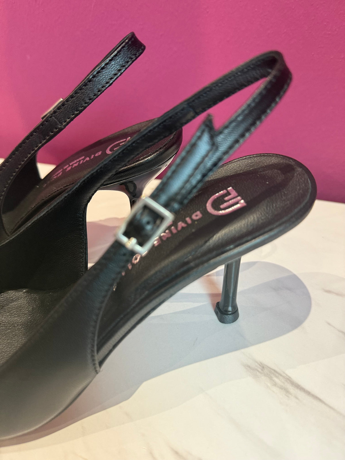 SLINGBACK NERO PELLE PUNTA METALLICA DIVINE FOLLIE