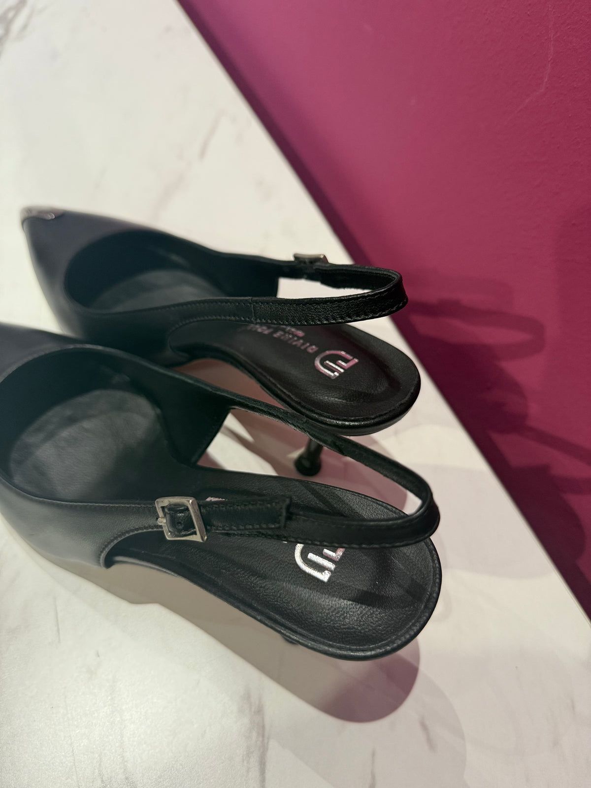 SLINGBACK NERO PELLE PUNTA METALLICA DIVINE FOLLIE