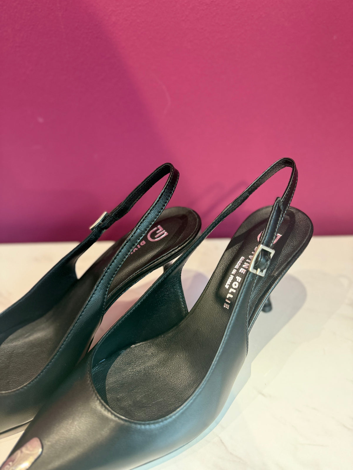 SLINGBACK NERO PELLE PUNTA METALLICA DIVINE FOLLIE
