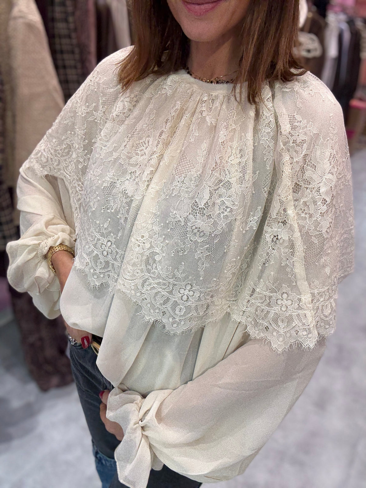 Blusa Crema Con Pizzo