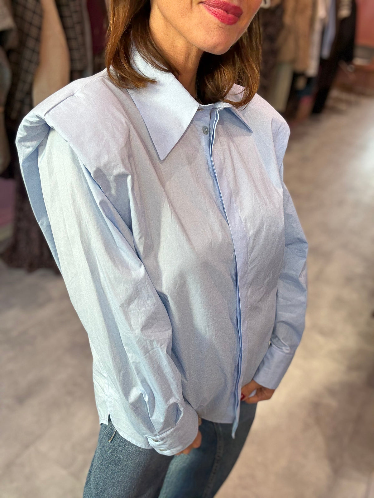 Camicia Azzurra Spalla Scultura